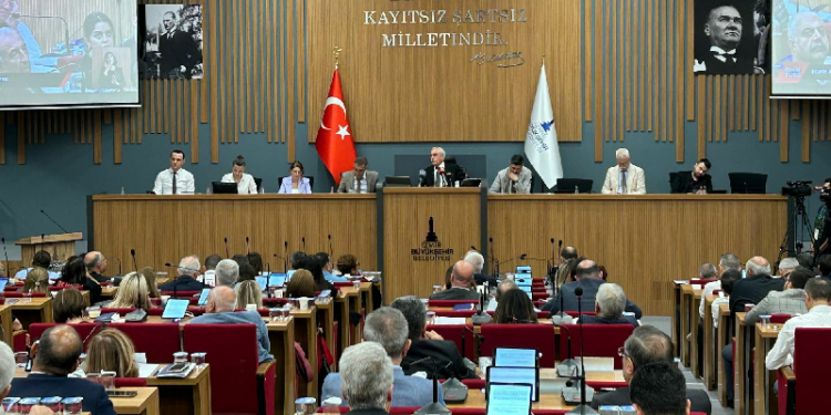 Öldürülen kadınları suçlamıştı | AKP'de istifa eden Latif Aydemir'e İzmir Belediye Meclisi'nden tepki: Buradan da istifa et