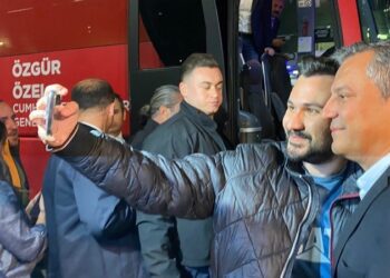 Özgür Özel, Diyarbakır’da Kürtçe şarkılarla karşılandı