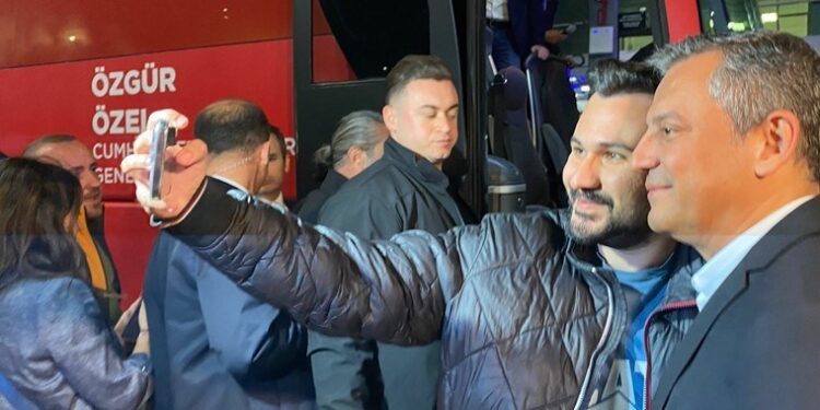 Özgür Özel, Diyarbakır’da Kürtçe şarkılarla karşılandı