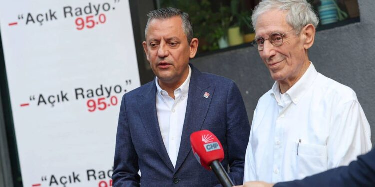 Özgür Özel’den Açık Radyo’ya dayanışma ziyareti: Açılınca program yapacağım