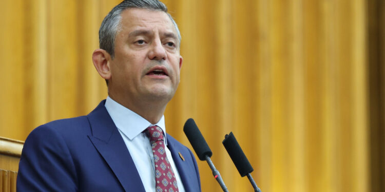 Özgür Özel'den Kurmaylarıyla Kritik Görüşme: CHP'de 'Esenyurt' Zirvesi