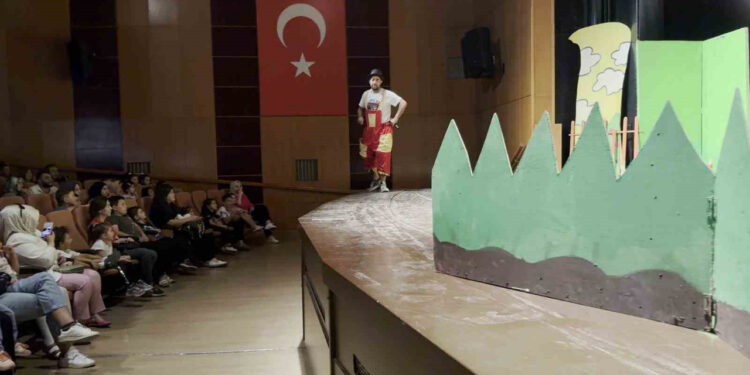 Pamuk ile Kömür Tiyatrosu Çocuklara Hem Öğretti Hem Eğlendirdi