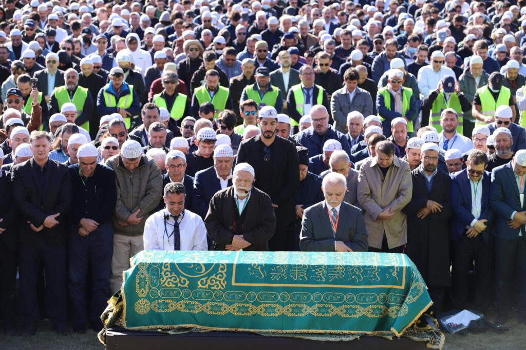 Prof. Dr. Suat Yıldırım, Hocaefendi’nin cenaze namazını kıldırdı: “O, gerçek bir müceddit oldu”