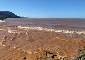 Rize'de Sağanak: Denizin Rengi Değişti