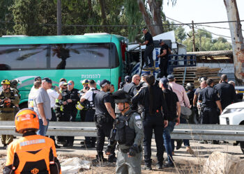 Saldırı şüphesi; Tel Aviv’de kamyon, otobüs durağına daldı
