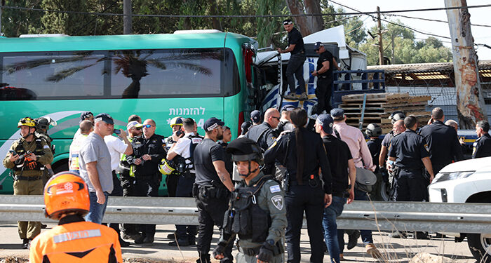Saldırı şüphesi; Tel Aviv’de kamyon, otobüs durağına daldı