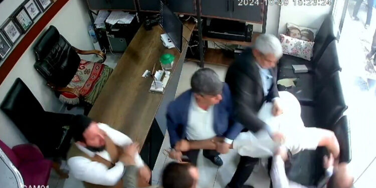 Şanlıurfa'da Muhtar ve Yakınları Fotoğraf Stüdyosunu Bastı: 'Kuzeninin Borcunu Öde Yoksa Burada İş Yapamazsın'