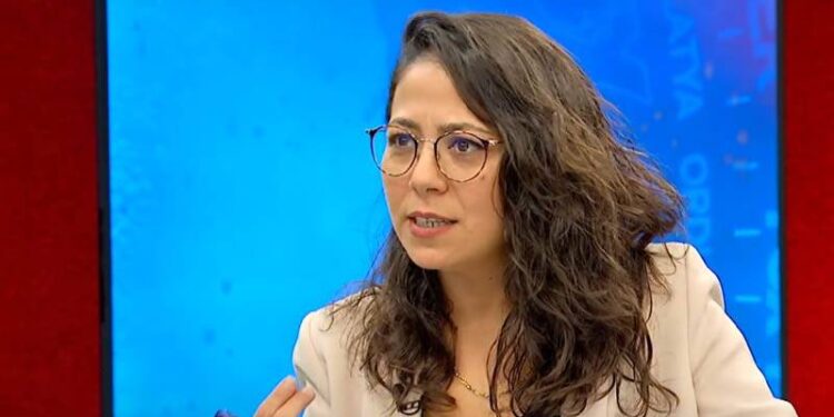 Sera Kadıgil: Değil ayağa kalkmak, Erdoğan Meclis’teyken orada olmayı dahi kendimize yediremiyoruz