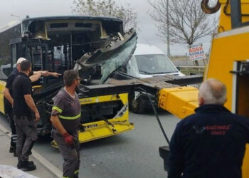 Sultangazi'de İki İETT Otübüsü Kafa Kafaya Çarpıştı: Yaralılar Var