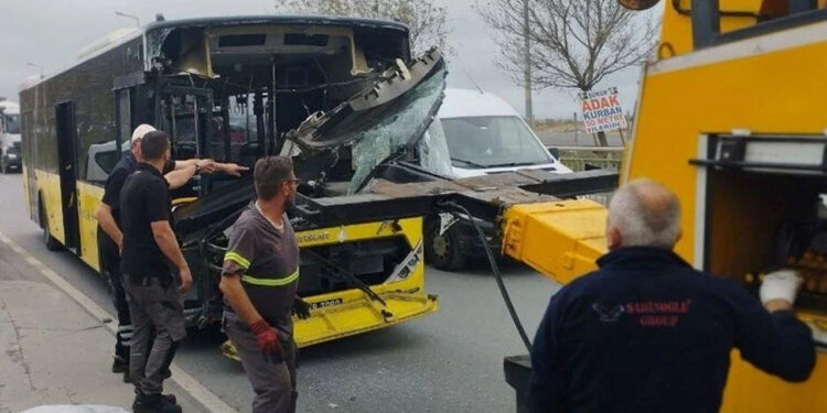 Sultangazi'de İki İETT Otübüsü Kafa Kafaya Çarpıştı: Yaralılar Var