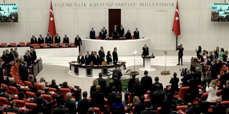 TBMM’de yeni yasama yılı başladı; CHP, Erdoğan’ı ayakta karşıladı