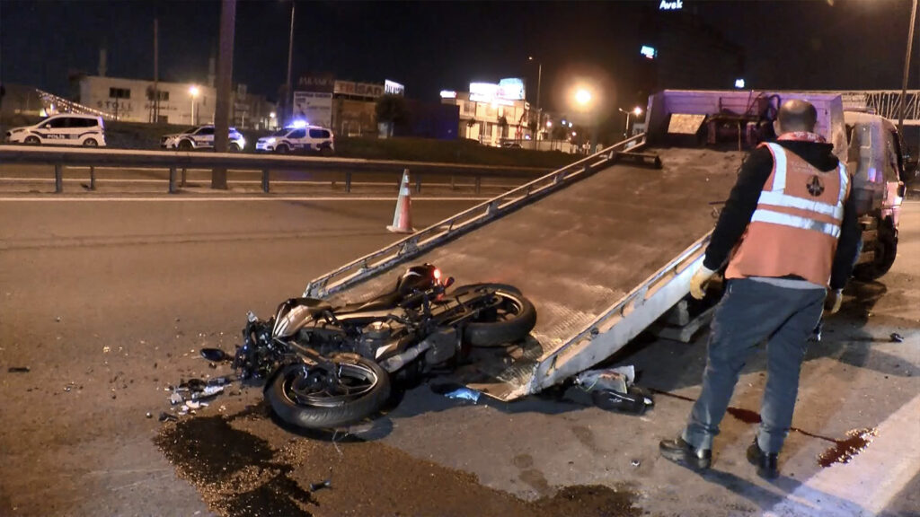 TEM Otoyolu'nda asfalt bakım aracına çarpan motosikletli hayatını kaybetti