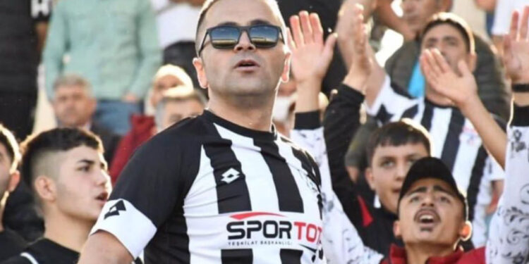 Taraftar Grubu Liderini Uykusunda Bıçakladılar