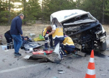 Tarım işçilerini taşıyan minibüs şarampole yuvarlandı: 2 ölü