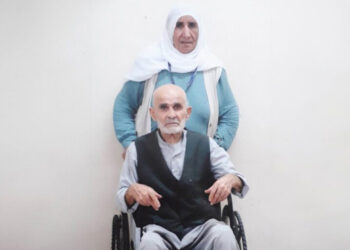 Tekerlekli sandalyeye bağlı 84 yaşındaki mahpus, ‘dikkat, kaçabilir’ notuyla cezaevine sevk edildi