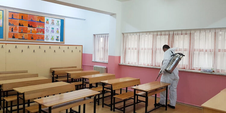 Temizlik tartışması büyüyor: Okullara ‘Belediyeden yardım istemeyin’ talimatı