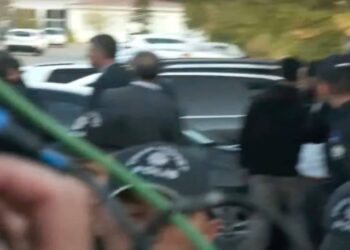 Tolgahan Demirbaş’ın yakını polislerin üzerine aracını sürdü