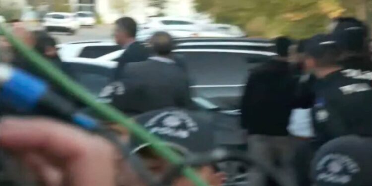 Tolgahan Demirbaş’ın yakını polislerin üzerine aracını sürdü