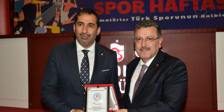Trabzon'da "En İyi Spor Adamı" Seçildi