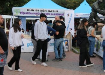 Tutsak kadın yazarların kitapları imzalandı