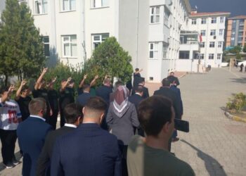 Ülkü Ocakları liseyi ziyaret etti: Öğrencilere bozkurt işareti yaptırıldı