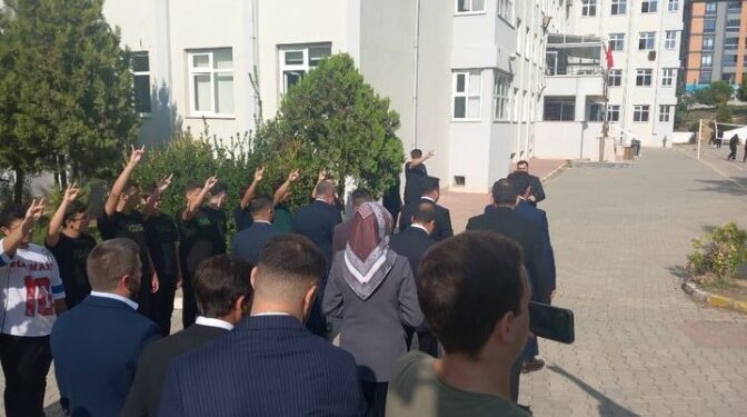 Ülkü Ocakları liseyi ziyaret etti: Öğrencilere bozkurt işareti yaptırıldı