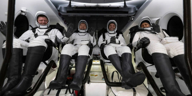 Uzayda Mahsur Kalan Astronotlar Aylar Sonra Dünyada