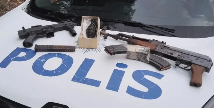 Uzun namlulu silah ve el bombası gömerken yakalandılar