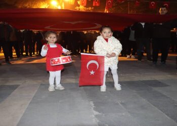 Van'da 29 Ekim Cumhuriyet Bayramı fener alaylarıyla kutlandı