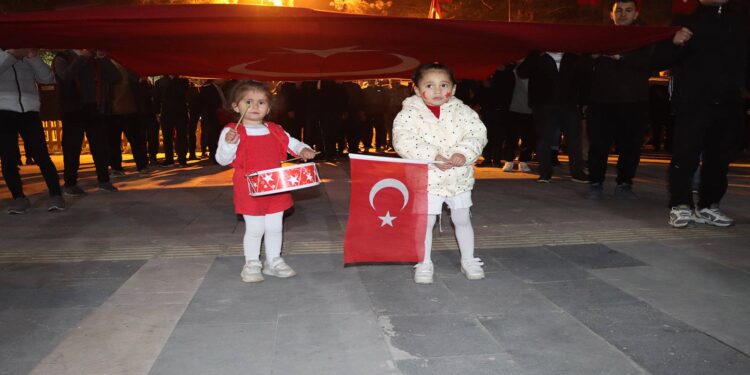 Van'da 29 Ekim Cumhuriyet Bayramı fener alaylarıyla kutlandı