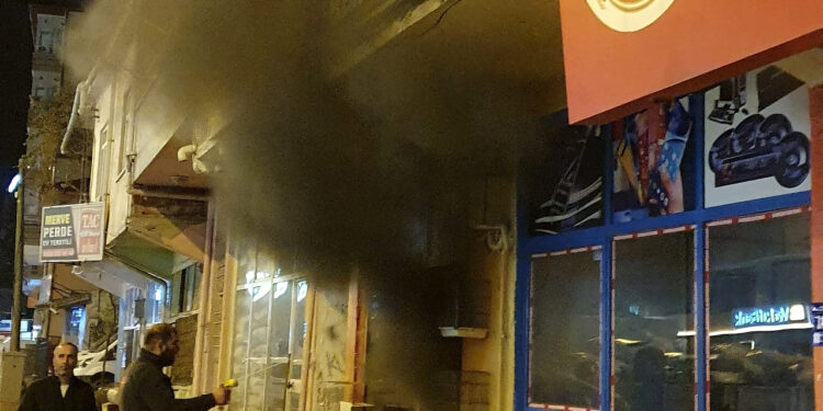 Yangın Çıkan Pet Shopta Can Pazarı! Kuş ve Balıklar Öldü