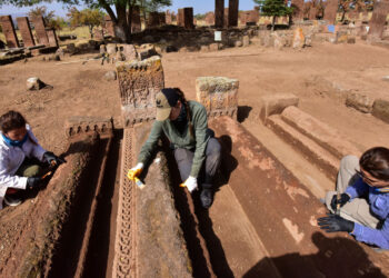 Yer: Bitlis... Toprağın Altında Binlerce Var! Mezarlıktan Çıkanlar Hayrete Düşürdü