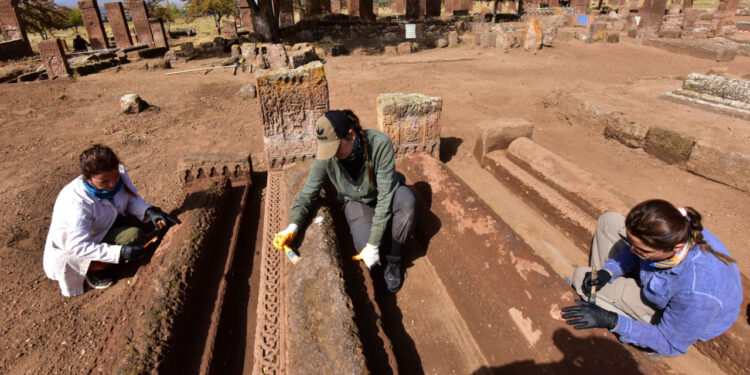 Yer: Bitlis... Toprağın Altında Binlerce Var! Mezarlıktan Çıkanlar Hayrete Düşürdü
