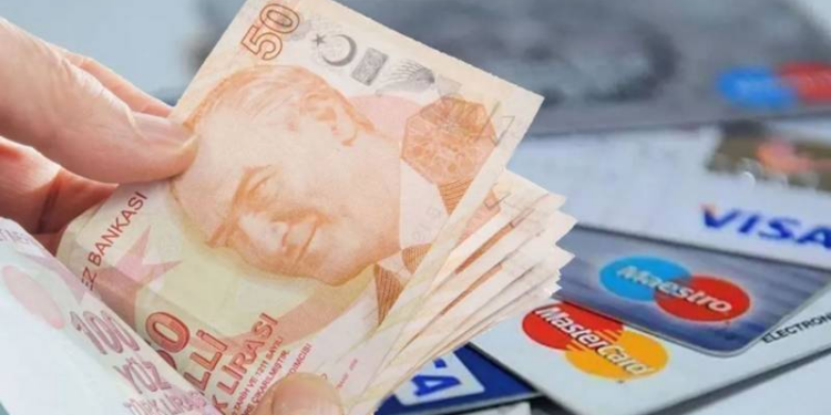 Yılın ilk sekiz ayında, 1 milyon 213 bin kişi kredi ya da kredi kartı borcunu ödeyemediği için yasal takibe düştü