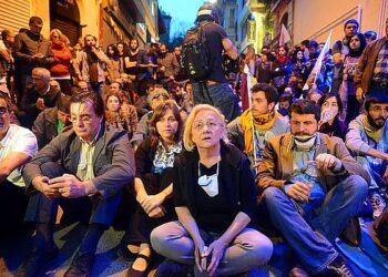 ‘Çıplak arama’ davası: Mücella Yapıcı’nın şikayetçi olduğu iki polise hapis cezası