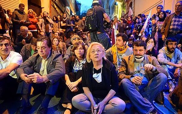 ‘Çıplak arama’ davası: Mücella Yapıcı’nın şikayetçi olduğu iki polise hapis cezası