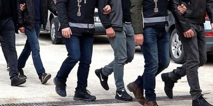 Birçok kentte ev baskını: Eşbaşkan ve gazeteciler gözaltında