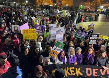 Amed’de kitlesel yürüyüş: Jin jiyan azadî tek avazdan arşa yükseliyor | YENİLENDİ