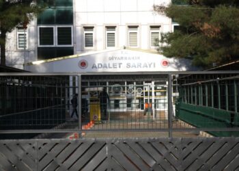 Gözaltındaki gazeteciler adliyeye sevk edildi
