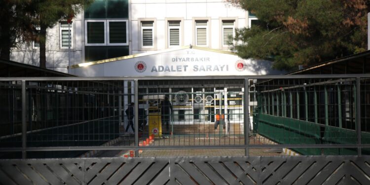 Gözaltındaki gazeteciler adliyeye sevk edildi