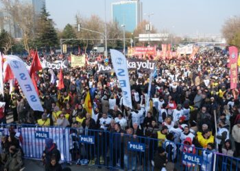 ‘Geçinemiyoruz’ mitingi: İktidar değişmeden barış ve özgürlük gelmez