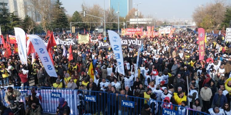 ‘Geçinemiyoruz’ mitingi: İktidar değişmeden barış ve özgürlük gelmez