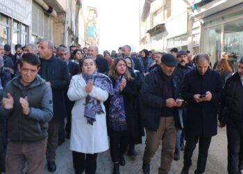 Miks’te kitlesel açıklama öncesi esnaf ziyareti