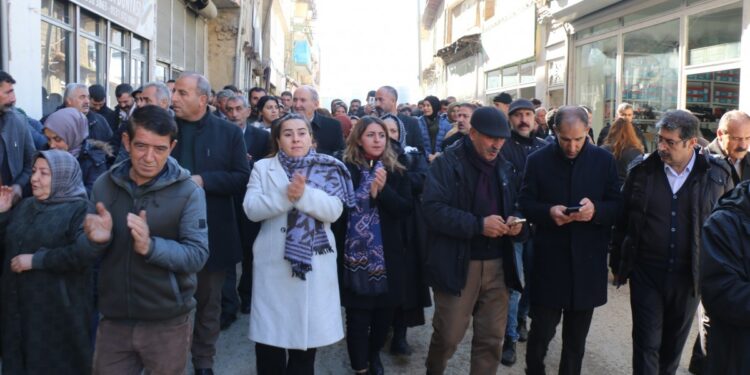 Miks’te kitlesel açıklama öncesi esnaf ziyareti