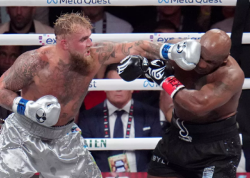28 yaşındaki Jake Paul, 58 yaşındaki Mike Tyson’ı önce dövdü, sonra önünde eğildi