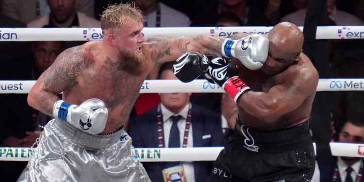 28 yaşındaki Jake Paul, 58 yaşındaki Mike Tyson’ı önce dövdü, sonra önünde eğildi