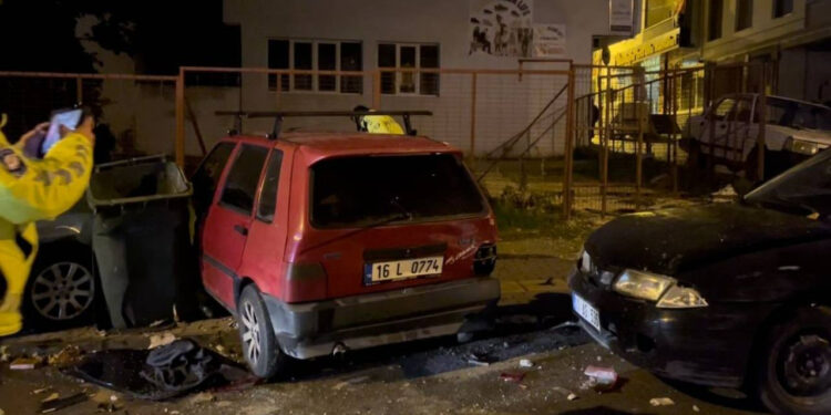 3 Araca Çarparak Ortalığı Savaş Alanına Çeviren Sürücü, Yaya Olarak Kaçtı