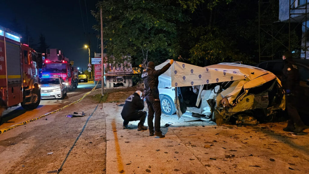 4 Araç Birbirine Girdi, Ortalık Savaş Alanına Döndü