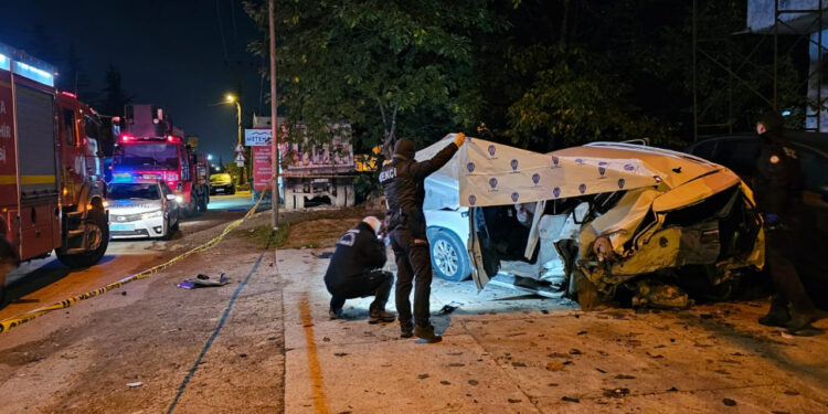 4 Araç Birbirine Girdi, Ortalık Savaş Alanına Döndü