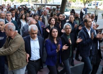 Êlih’te ‘Demokrasi ve Özgürlük’ mitingi öncesi esnaf ziyareti
